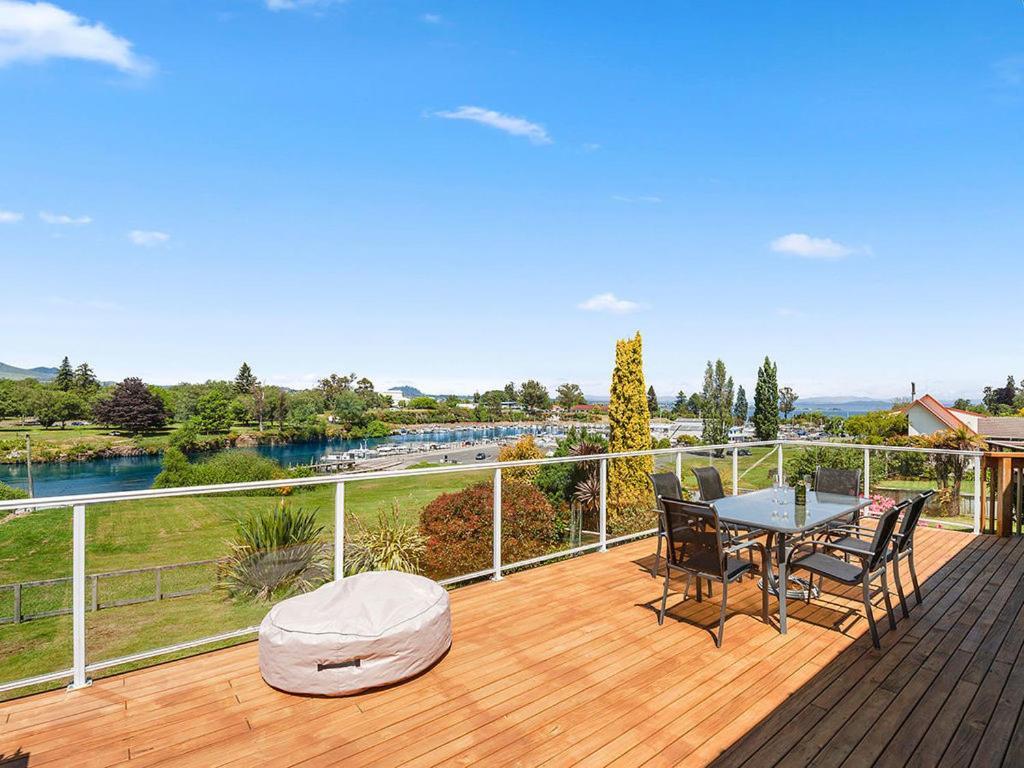 Central Riverside Retreat - Taupo Holiday Home Luaran gambar