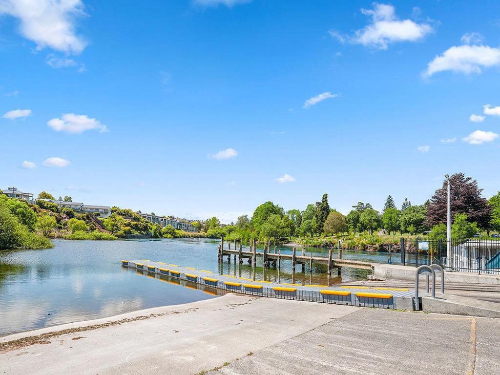 Central Riverside Retreat - Taupo Holiday Home Luaran gambar