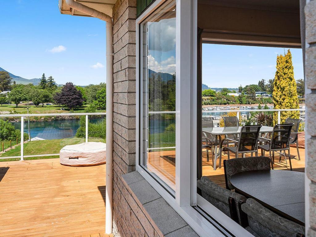 Central Riverside Retreat - Taupo Holiday Home Luaran gambar
